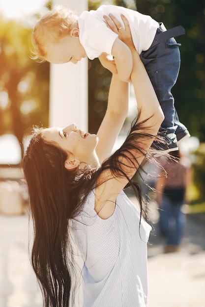 Foto gratuita madre con figlio