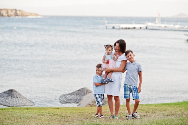 無料写真 地中海に対抗するトルコのリゾート地に3人の子供を持つ母親
