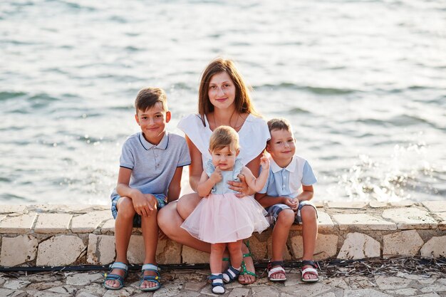 Мать с тремя детьми на турецком курорте у Средиземного моря