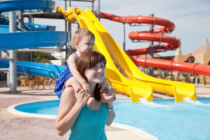 Free Photo mother with  toddler at aquapark