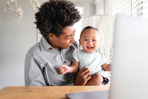 子供とリモートで自宅で仕事をしている母親