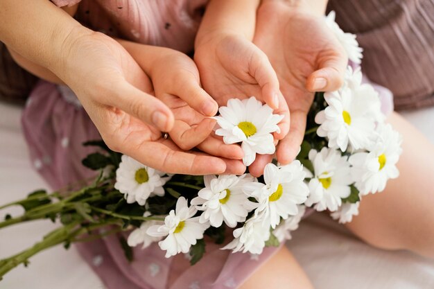 봄 꽃의 꽃다발을 들고 어머니와 어린 소녀