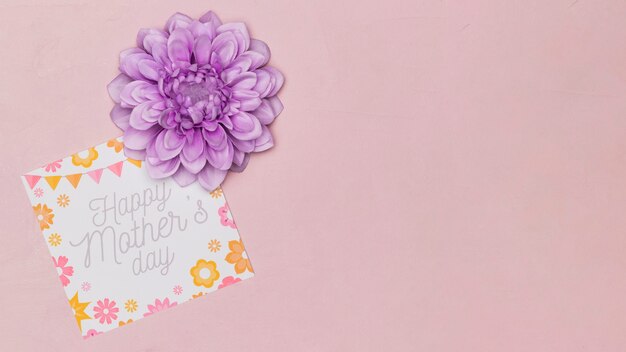 Материнская открытка и цветок с копией пространства