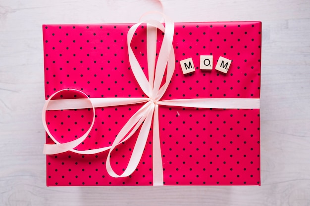 Free photo mothers day composition with pink present
