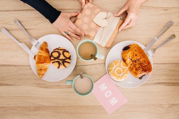 Free photo mothers day concept in kitchen