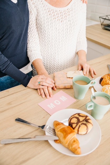 Free photo mothers day concept in kitchen