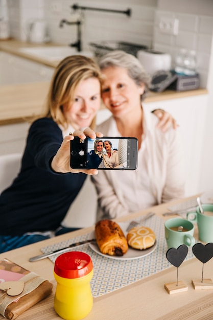 Foto gratuita concetto di giorno di madri con colazione