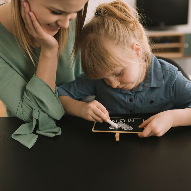 チョークで子供を描く母の日の概念