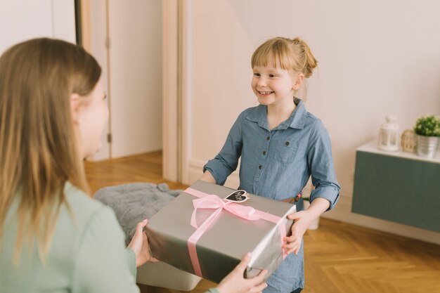 子供のギフトボックスを与えると母の日のコンセプト