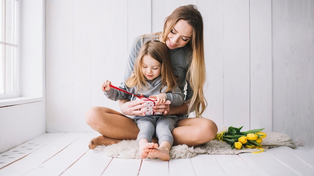 Concetto di giorno di madri con madre e figlia insieme