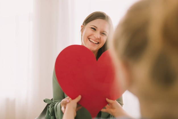 Concetto di giorno di madri con cuore di carta