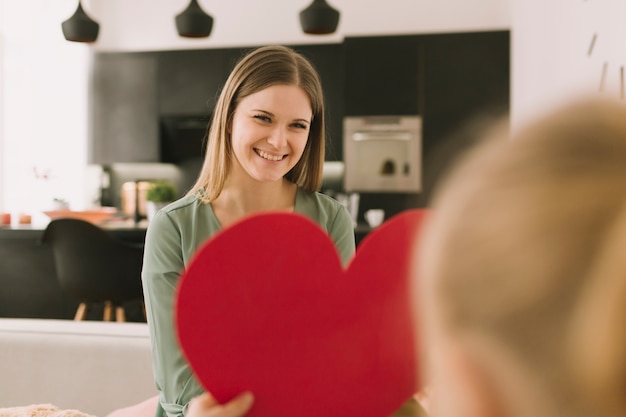 Foto gratuita concetto di giorno di madri con cuore di carta