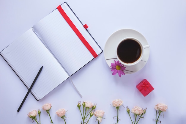 Foto gratuita festa della mamma natura morta con libro e caffè