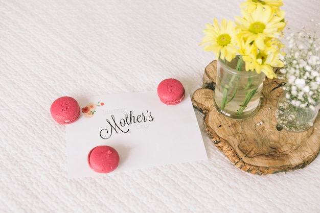 Матери надпись с цветами и миндальное печенье