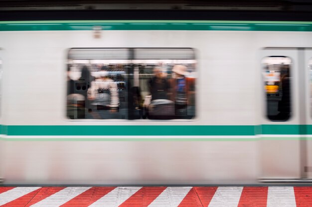 駅での列車の動きのモーションブルー