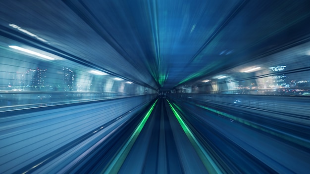 일본 도쿄의 터널 내부에서 움직이는 자동 열차의 동작 흐림 효과.