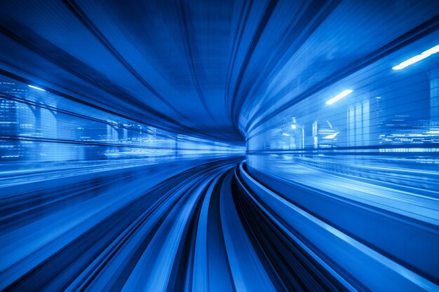 일본 도쿄의 터널 내부에서 움직이는 자동 열차의 동작 흐림 효과.