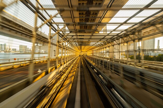 東京のトンネル内を移動する自動列車のモーションブラー。