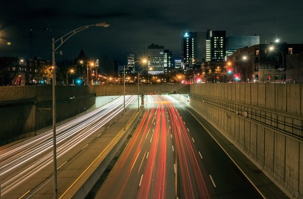 Эффект размытия движения на межштатной автомагистрали ночью