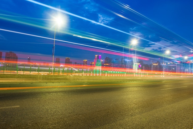 Foto gratuita effetto della velocità di movimento con night city