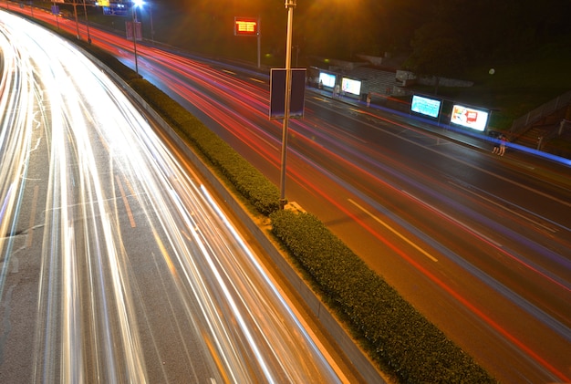 Foto gratuita effetto della velocità di movimento con night city