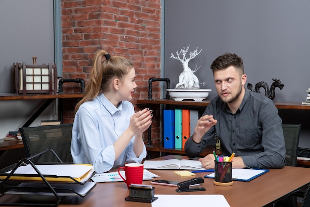 Team di gestione motivato seduto al tavolo nella sala riunioni in ambiente d'ufficio