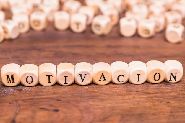 Cubo di legno scritto parola di motivazione