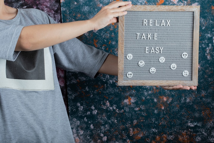 Free Photo motivational quotes on a grey space. 