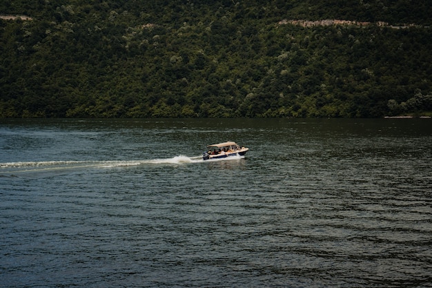 Моторная лодка движется по красивому озеру
