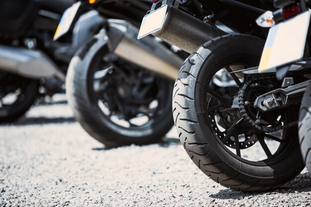 オートバイの高級品のクローズアップ：ヘッドライト、ショックアブソーバー、ホイール、翼、調子を整えます。