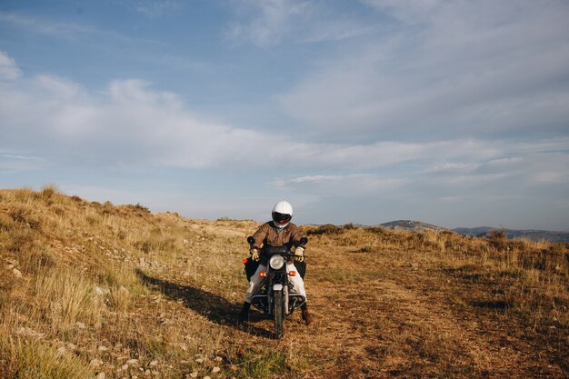Мотоциклист на бездорожье гравийной дорожке