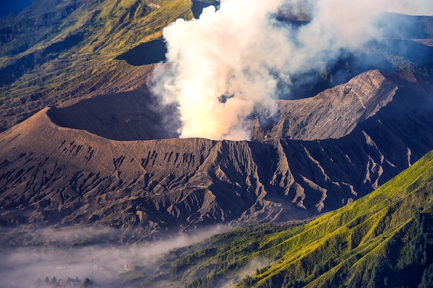 Вулкан Бромо на горе Пенанджакан в национальном парке Бромо-Тенгер-Семеру, Восточная Ява, Индонезия