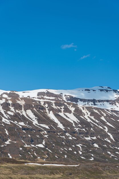 Бесплатное фото Гора и небо seydisfjordur исландия 20 мая 2023 года