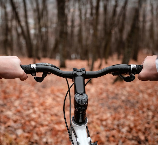 Vista di mountain bike da motociclista