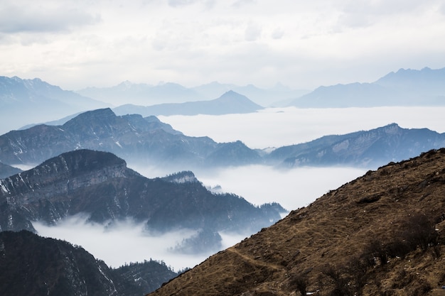 Foto gratuita montagna sopra le nuvole