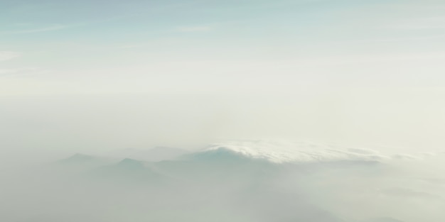 雲の間の山