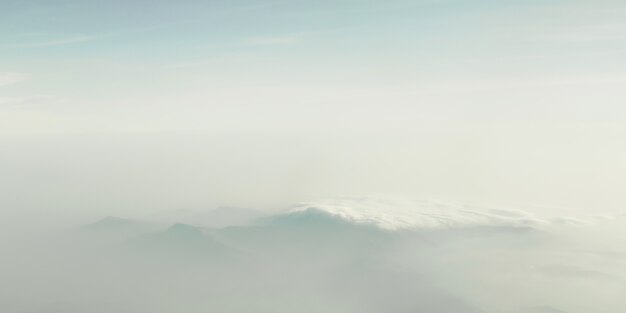 雲の間の山