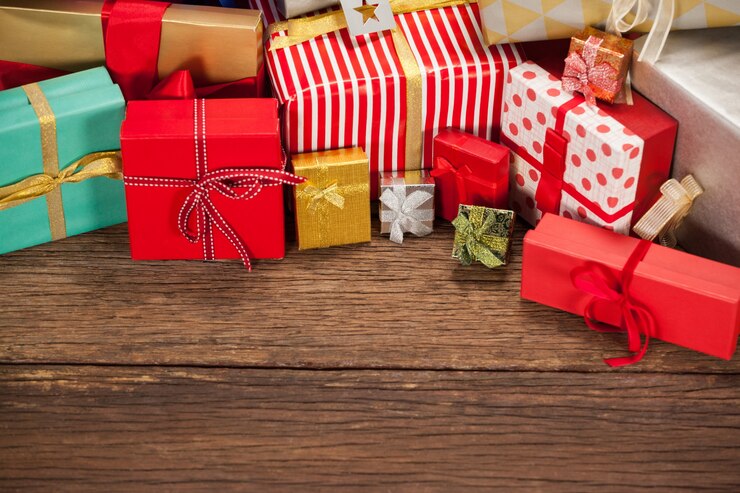 無料Photo クリスマスの飾り付きマウンテンカラフルな贈り物
