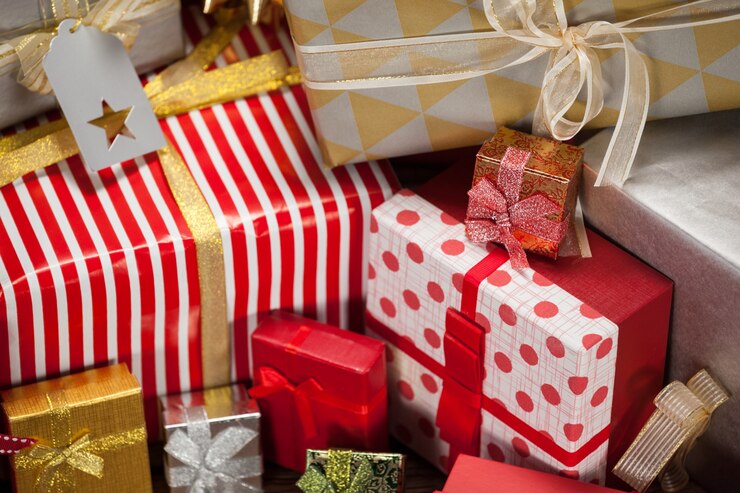 無料Photo クリスマスの飾り付きマウンテンカラフルな贈り物