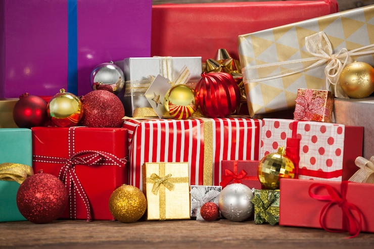 無料Photo クリスマスの飾り付きマウンテンカラフルな贈り物