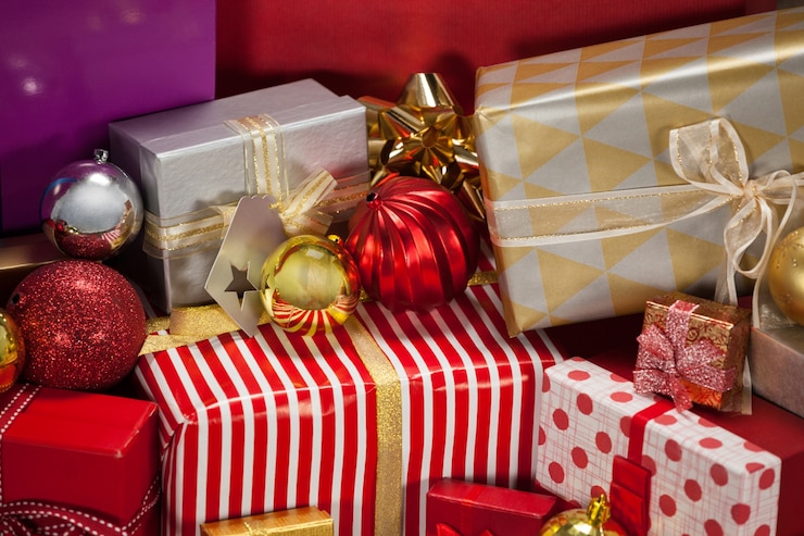 無料Photo クリスマスの飾り付きマウンテンカラフルな贈り物