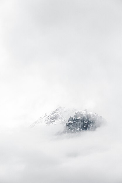 霧に覆われた山