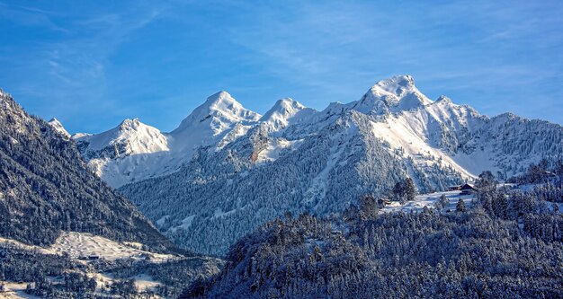 Гора покрыта снегом под голубым небом