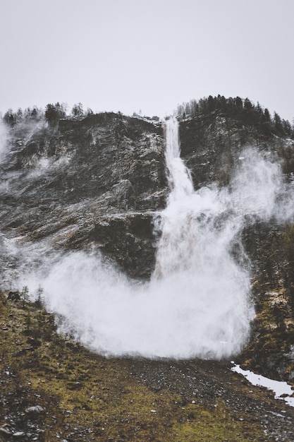 Foto gratuita montagna durante il giorno