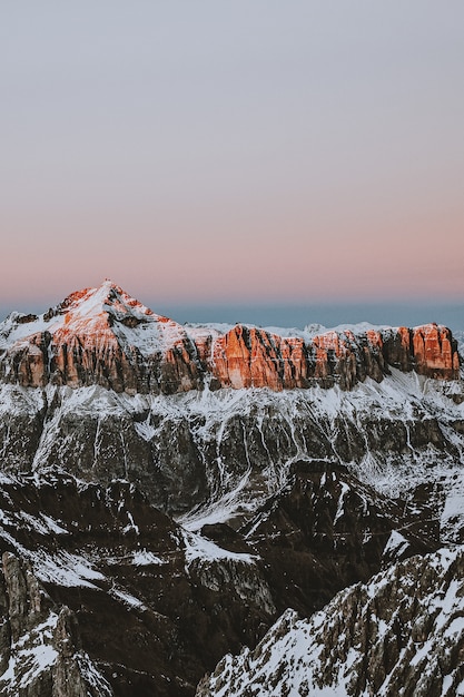 Foto gratuita montagna durante l'alba