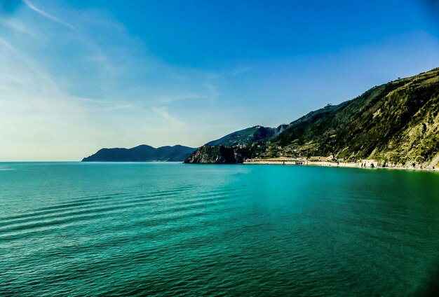 イタリアの水の前の山