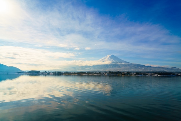 マウンテンフジと湖の川口市、日本