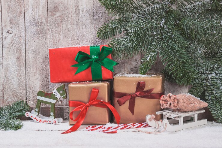 Free Photo mountain gift with christmas tree on one side