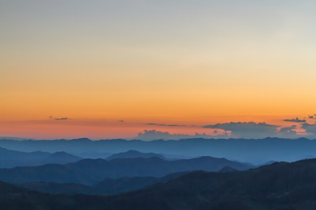 山の風景の夕日