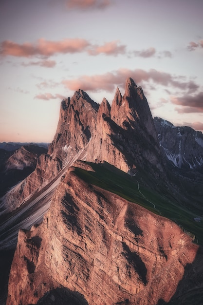 무료 사진 베이지 색 하늘 아래 산맥